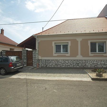 Holiday Home Podium Eger Bagian luar foto