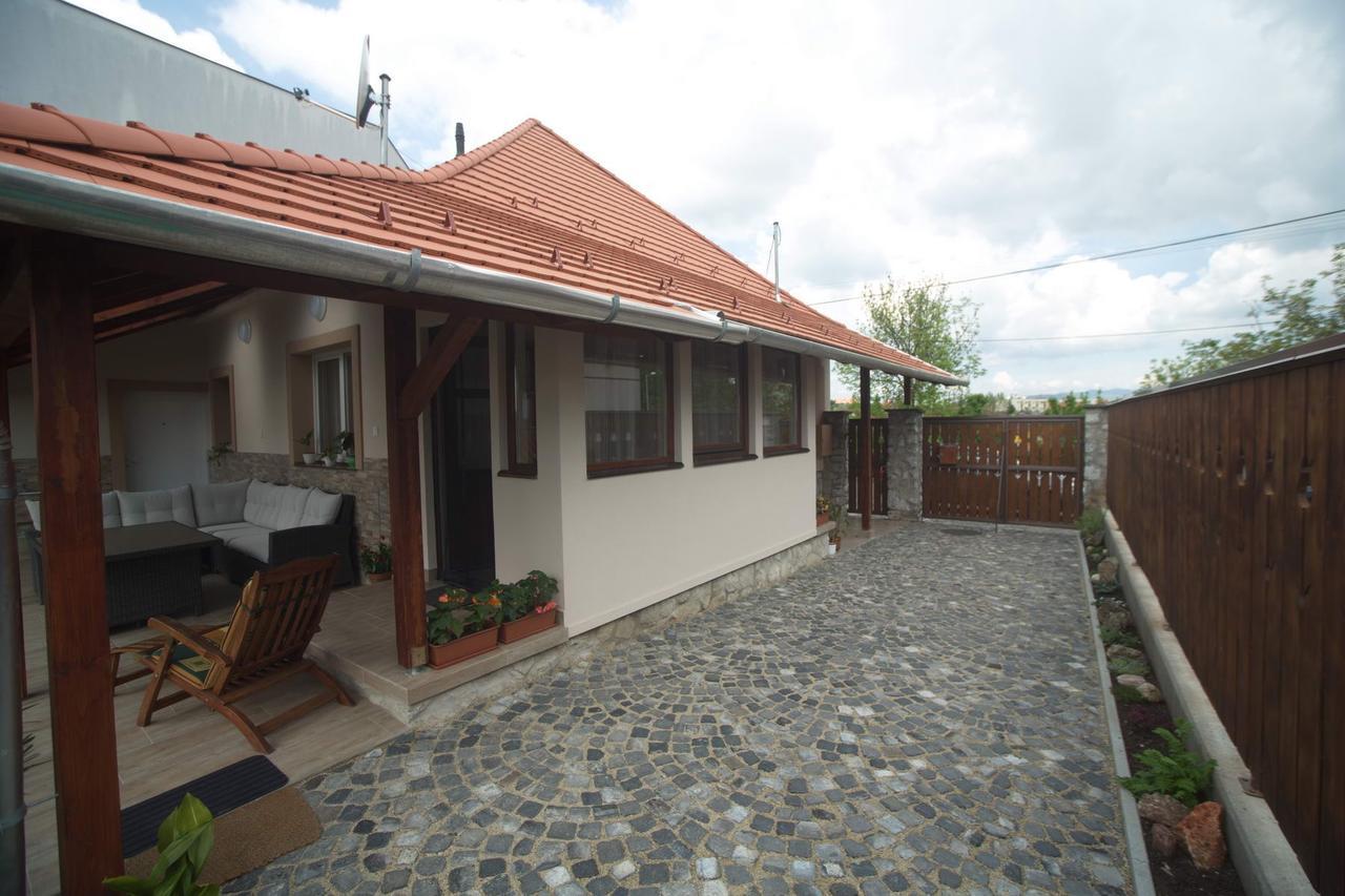 Holiday Home Podium Eger Bagian luar foto
